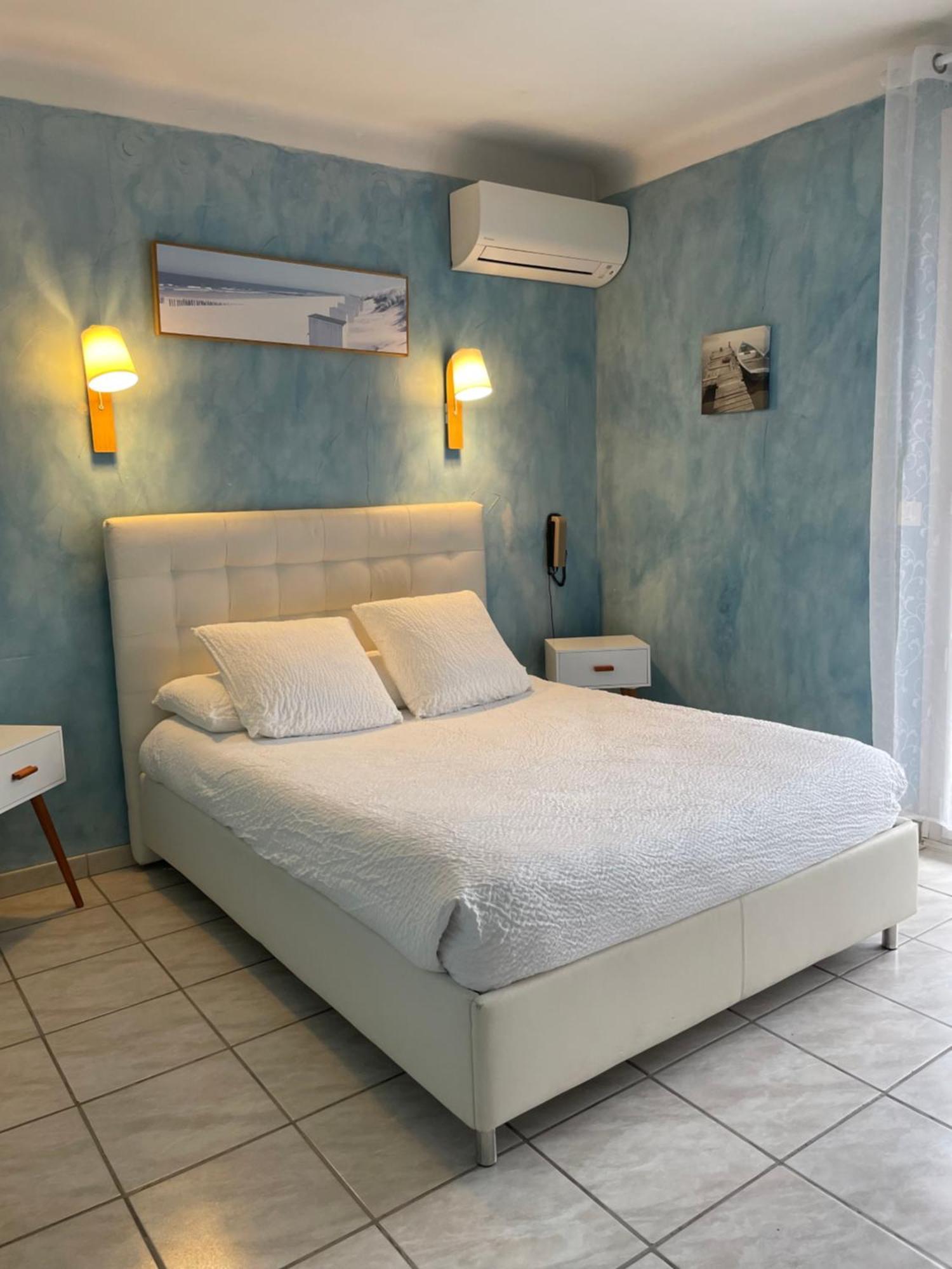 Logis Hotel Le Clement V Roquemaure  Exterior foto